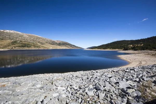 Belmeken Barajı sonbaharın güzel manzara