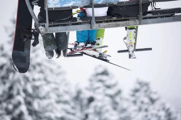 Widok Zima Narciarzy Snowboardista Wyciąg Sosny Choinki Tle — Zdjęcie stockowe