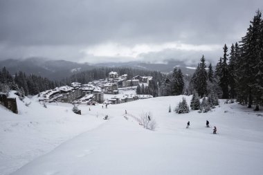 07.02.2017 Pamporovo kayak merkezi, Bulgaristan. Kış görünümünden kayak pisti Studenetz otel.