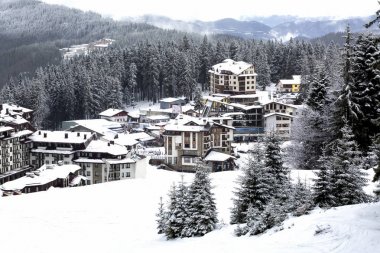 07.02.2017 Pamporovo kayak merkezi, Bulgaristan. Kış görünümünden kayak pisti Studenetz otel.