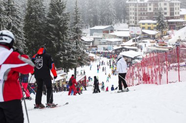 07.02.2017 Pamporovo kayak merkezi, Bulgaristan. İnsanlar üzerinde yeşil kayak pisti Studenetz teleferik için Kayak
