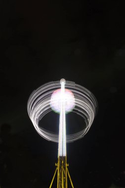 Sunny Beach, Bulgaristan - 09 Eylül 2017 luna park cazibe. Hareketli gece Atlıkarınca. Uzun pozlama 