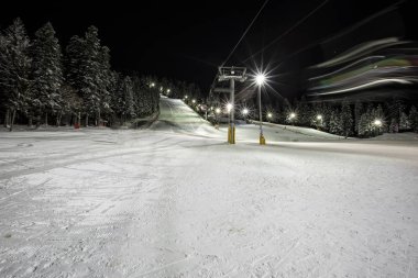 Güzel gece sahne kayak pisti ve teleferik yavaş hareket üzerinde.