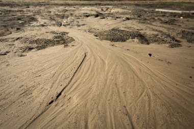 Nehir kumu doku su izleri ile akar