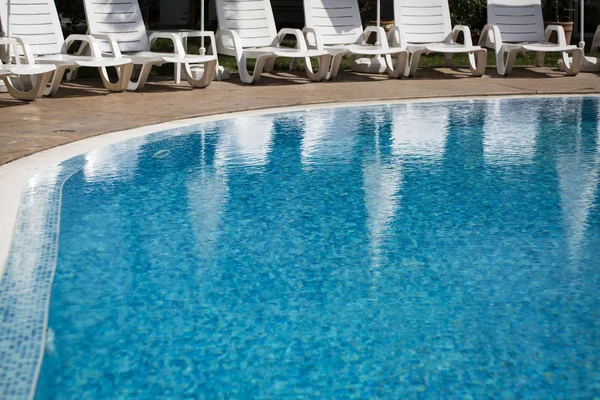 Bazén Modrý Krystal Vodou Lehátky Horké Letní Slunečný Den — Stock fotografie