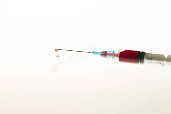 关闭在白色背景下滴血的注射器针的看法 医学概念 — 图库照片