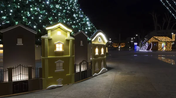 Weihnachtsstraße Für Die Schönste Zeit Des Jahres Dekoriert — Stockfoto