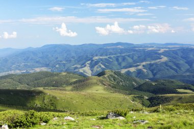 Batı Balkan Dağları 'nın Vezhen zirvesinden Sredna gora dağına olan panoramik manzara, 2198m yüksekliğinde.