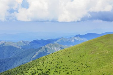 Vezhen zirvesinden panoramik manzara, Batı Balkan Dağları, 2198m yüksekliğinde.