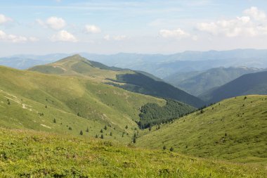 Vezhen zirvesinden panoramik manzara, Batı Balkan Dağları, 2198m yüksekliğinde.