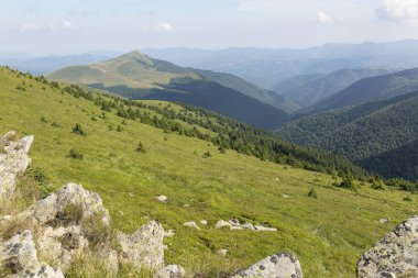 Vezhen zirvesinden panoramik manzara, Batı Balkan Dağları, 2198m yüksekliğinde.