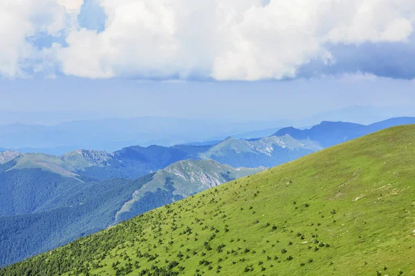 Vue panoramique depuis le sommet Vezhen, montagnes des Balkans occidentaux, 2198m de haut . — Photo