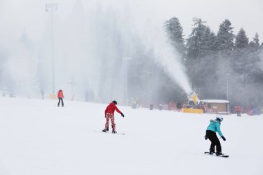 20 Ocak 2020, Borovets Kayak Tatil Köyü, Bulgaristan: Kar jeneratörleri tam güç üzerinde çalışıyor, kopyalama alanı.