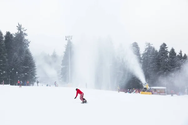 20 Ocak 2020, Borovets Kayak Tatil Köyü, Bulgaristan: Kar jeneratörleri tam güç üzerinde çalışıyor, kopyalama alanı. — Stok fotoğraf