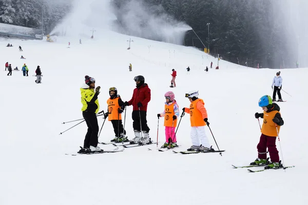 20 Ocak 2020, Borovets Kayak Merkezi, Bulgaristan: Ana yamaçtaki kayak okulu. — Stok fotoğraf