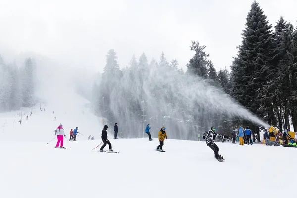 20 Ocak 2020, Borovets Kayak Tatil Köyü, Bulgaristan: Kar jeneratörleri tam güç üzerinde çalışıyor, kopyalama alanı. — Stok fotoğraf