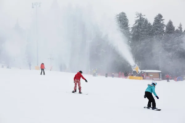 2020. január 20., Borovets Ski Resort, Bulgária: Teljes teljesítményű hógenerátorok, fénymásolás. Stock Fotó