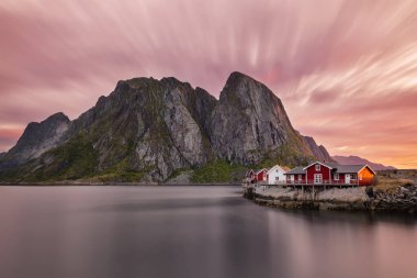 Norveç, Lofoten Adaları, Hamnoy 'da büyüleyici, renkli gün doğumu.