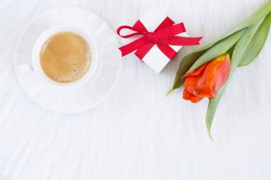 Romantik tatil konsepti: Kırmızı kurdele hediye kutusu ve beyaz arka planda aromatik siyah kahve. Boşluğu kopyala.