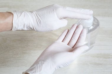 El dezenfektanı virüsü ve veba enfeksiyonunu önler, beyaz arka planda Coperid-19 virüsünü önler..