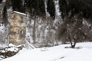 Gürcistan 'ın Samegrelo-Zemo Svaneti kasabasındaki Enguri nehri üzerindeki Ortaçağ Aşk Kulesi' nin kış manzarası. Seyahat.