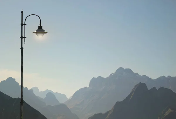 Панорама Доломітові Альпи та Лампа вулиці — стокове фото