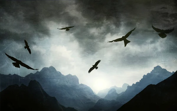 Paysage gothique de chaîne de montagnes avec faucons en contre-jour — Photo