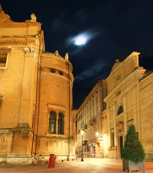 Tournage nocturne dans le centre de Parme, Italie — Photo