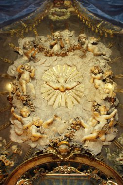 Bir şapel Kutsal Ruh'un güvercin çevreleyen birçok cherubs ile mimari detay