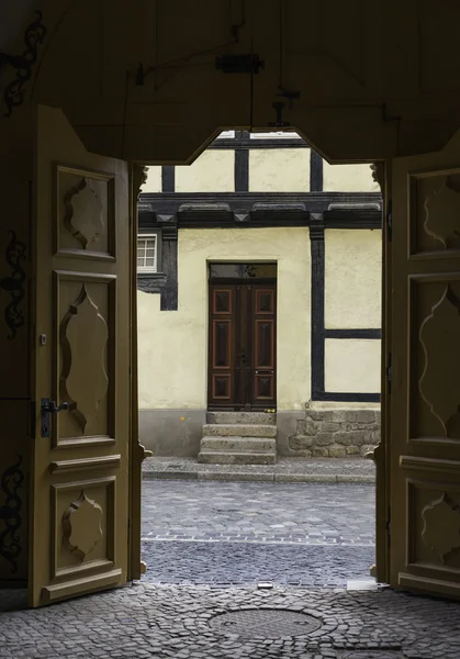 Velmi staré dveře napůl Roubený — Stock fotografie