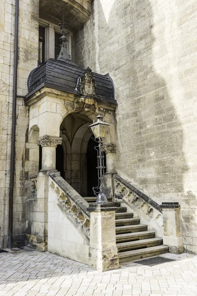 Oude kerk hal met trap — Stockfoto