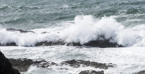 Große Wellen über die Felsen — Stockfoto