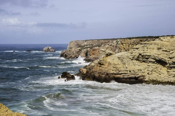 Oceano selvagem azul na costa protugal — Fotografia de Stock