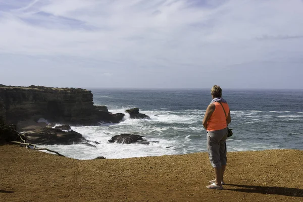 女性は、海の景色をお楽しみください。 — ストック写真