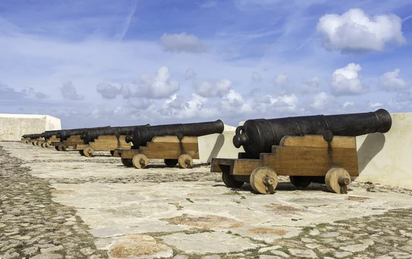 사 그레스 포르투갈에서 벽에 오래 된 녹슨 대포 — 스톡 사진