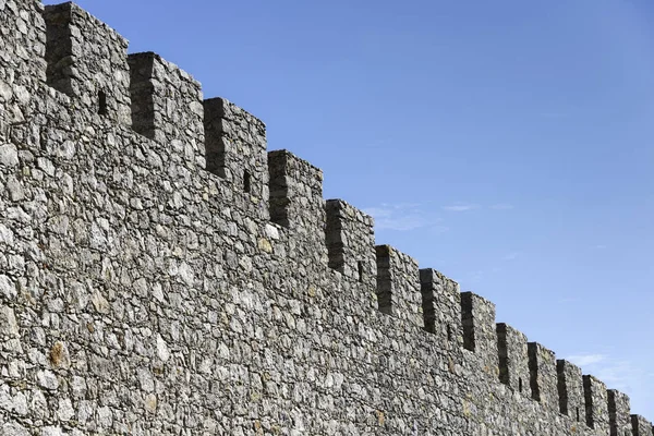 Zinnen Hintergrund mit blauem Himmel — Stockfoto