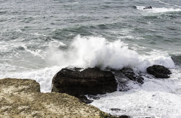 Oceano selvagem azul na costa protugal — Fotografia de Stock