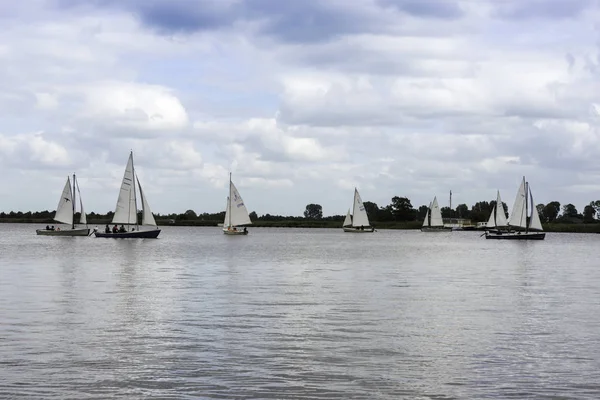 Sailing boats on the river — Stock Photo, Image