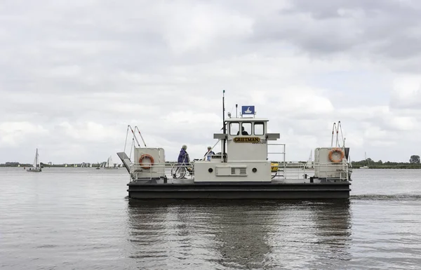 Friesland Hollanda'da Bisiklet feribot — Stok fotoğraf