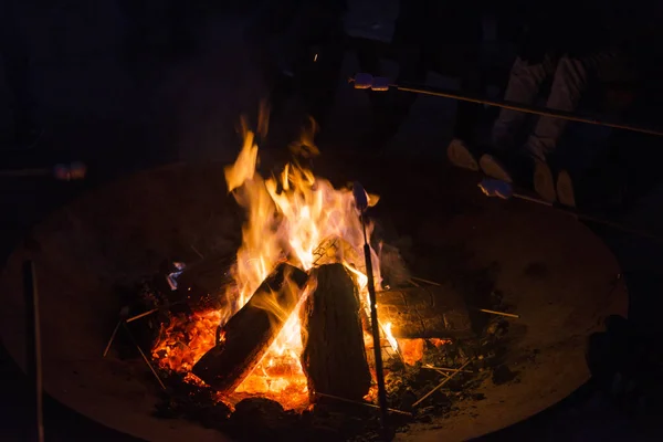 Marshmallow in the campfire — Stock Photo, Image