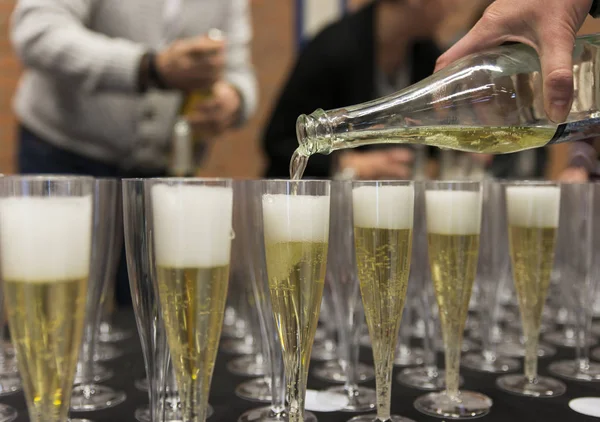 Pessoa derramando champanhe — Fotografia de Stock