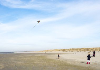 çocuklar eğlenceli beyaz kiting sahip