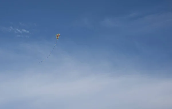 Kite in blue sky — Stock Photo, Image