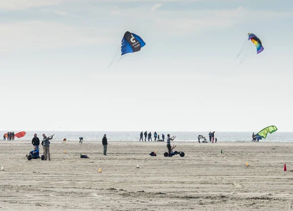 Personer kitesurfing i Holland — Stockfoto