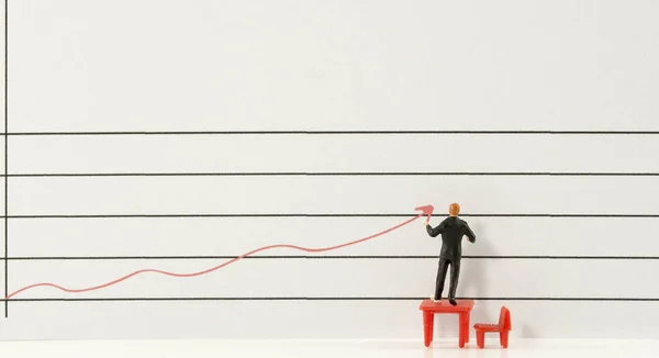 ビジネス男性示す増加グラフィック — ストック写真