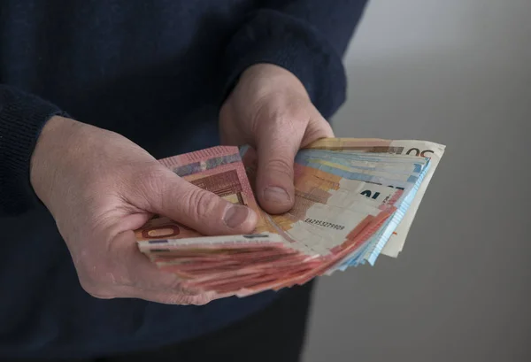 Mujer contando billetes en euros —  Fotos de Stock