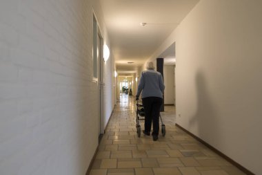 walker'ın yaşlı kadınla