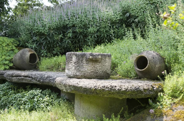 Twee große Betonvasen im Garten — Stockfoto