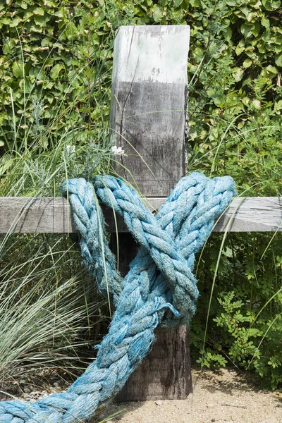 Blue rope and wooden pole — Stock Photo, Image