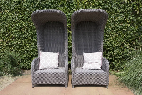 Два кресла из ротанга в саду — стоковое фото